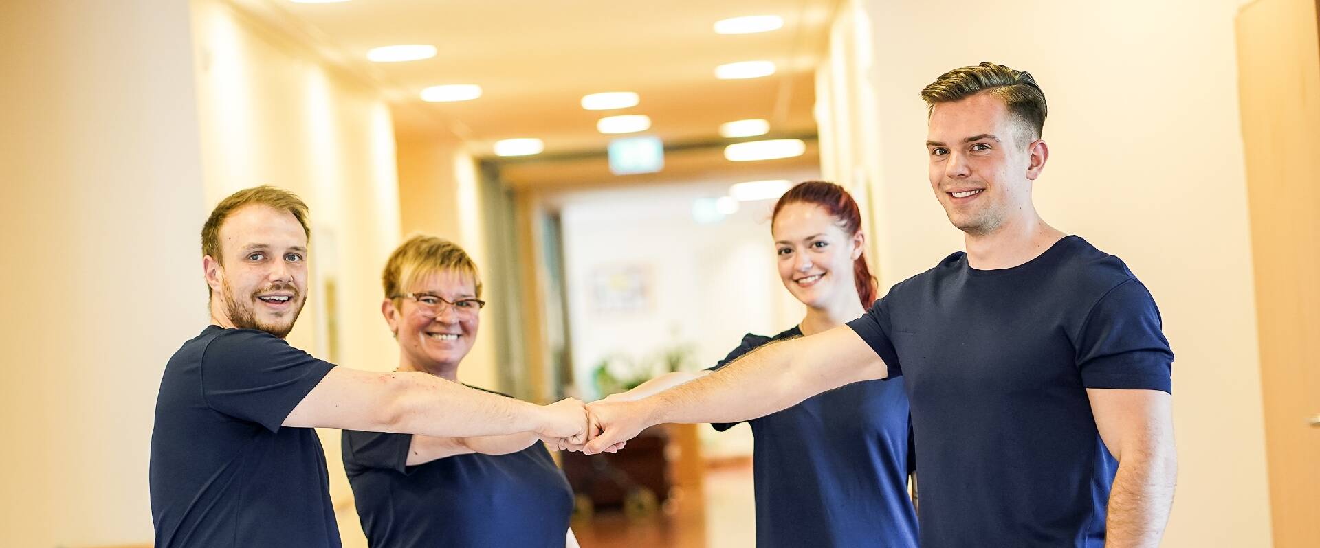 Pflegerinnen treffen auf Senioren