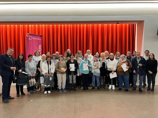 Die Dienstjubilare 2025 mit Heimdirektor Marco Porta (l.) im gro&szlig;en Saal des Pflege- und Betreuungsheims Ortenau in Gengenbach-Fu&szlig;bach.