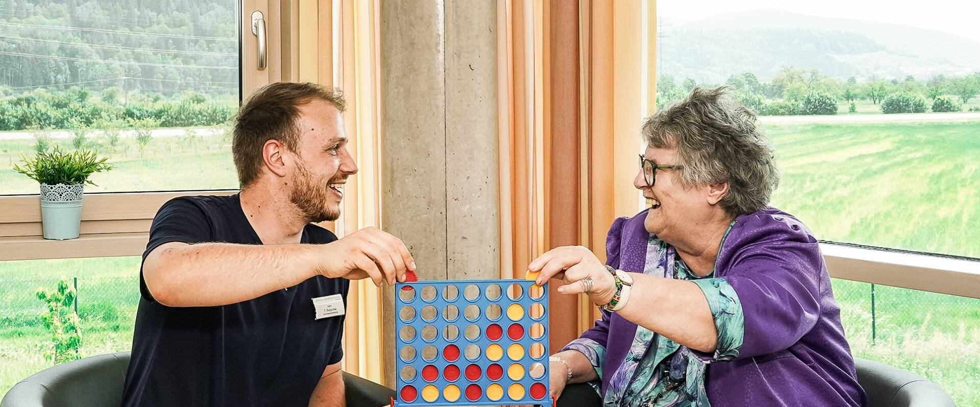 Zwei Senioren spielen ein Brettspiel