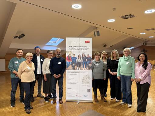 Erfahrungsaustausch zur Integration internationaler Pflegekräfte: Geschäftsführer Basri Askin (5. v.l.) und International Center-Leiterin Stefanie Panter (4. v.r) mit weiteren Teilnehmenden an der Veranstaltung im Ortenau Klinikum in Offenburg.